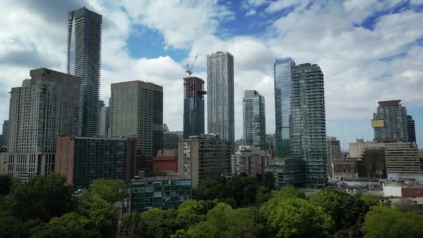 Drone Tiré Sur Quartier Yorkville Toronto Surplombant Divers Condos Tours — Video