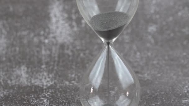 Stundenglas Mit Sand Der Durch Den Stiel Fließt — Stockvideo