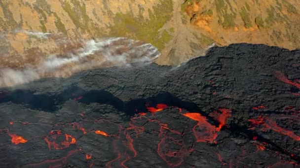 溶岩フィールド マグマの流れ 溶融岩の風景 アイスランドのFagradalfjall火山噴火の空中ビュー ドローンショット — ストック動画