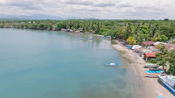 ドミニカ共和国サン クリストバルのプラヤパレンケの静かな海で漁船 ドローン撮影 — ストック動画