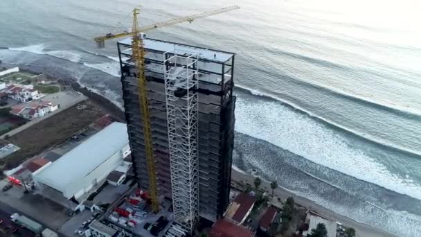 Dron Přeletěl Nad Budovou Výstavbě Před Mořským Pobřežím — Stock video