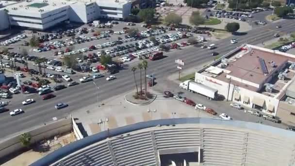 Drone Voando Sobre Uma Rua Cidade — Vídeo de Stock