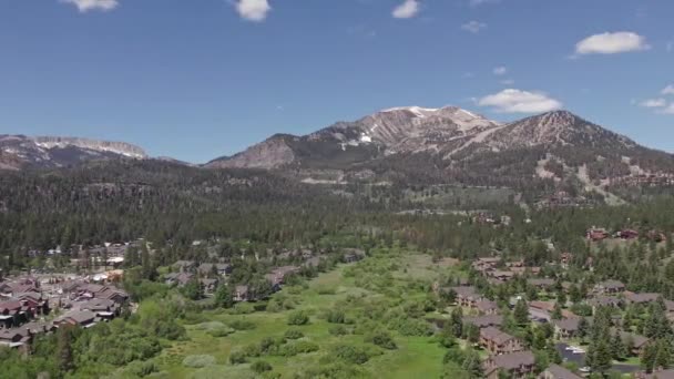 Drone Footage Slow Pan Right Beautiful Mammoth Mountain Summertime View — Stock Video