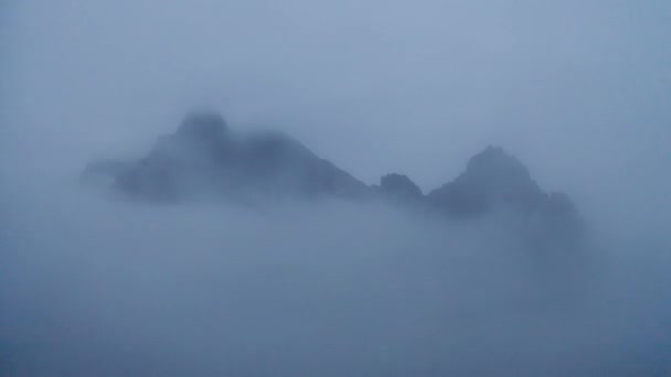 Eystrahorn Mountain Appare Dietro Nuvole Spesse Nebbia Nell Islanda Orientale — Video Stock