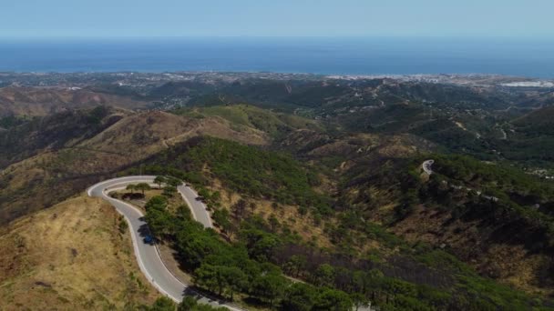 在西班牙埃斯特波纳山的绕行公路上开车 空中景观 — 图库视频影像