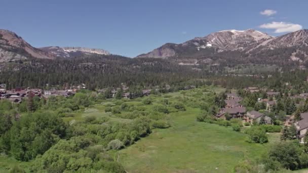 Imágenes Aviones Tripulados Zoom Lento Rotación Hermosa Montaña Mammoth Verano — Vídeos de Stock