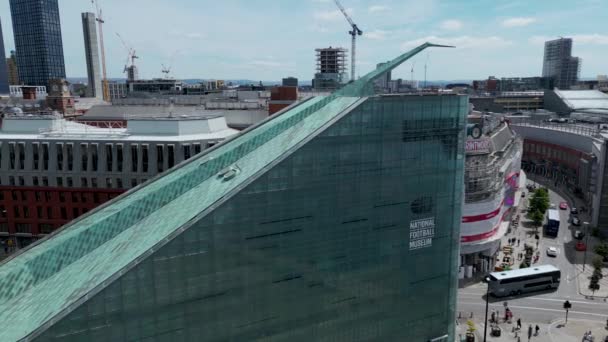 Flygdrönare Flygning Passerar National Football Museum Och Tryckerier Manchester City — Stockvideo