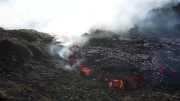 火山溶岩流からの熱と煙 アイスランドのFagradalfjall火山噴火 — ストック動画