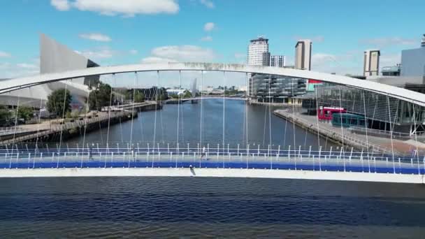 Media City Mparatorluk Savaş Müzesini Gösteren Gemi Kanalı Üzerinden Salford — Stok video