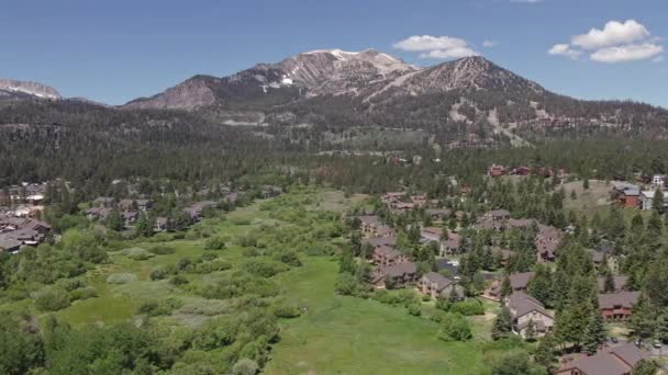 Drone Metraje Cámara Panorámica Derecha Hermosa Montaña Mammoth Verano Con — Vídeos de Stock