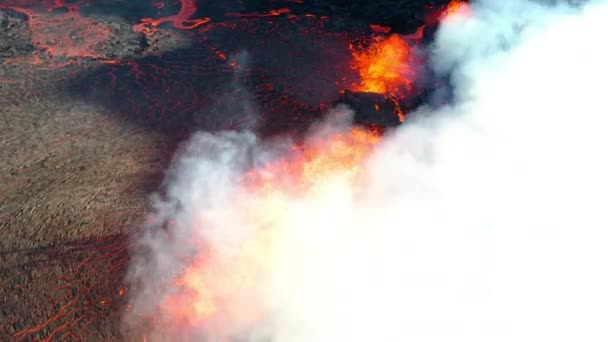 Kokende Lava Rook Uit Vulkaanuitbarsting Van Fagradalsfjall Ijsland Drone Shot — Stockvideo