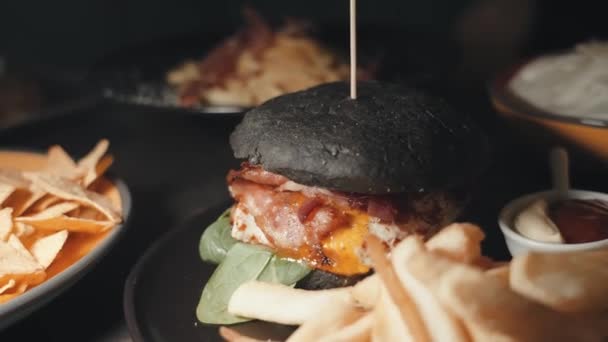 Close Shot Van Zwarte Zeevruchten Hamburger Met Garnalen Gesmolten Kaas — Stockvideo