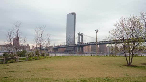 Панорамный Снимок Бруклинского Моста Зданий Заднем Плане — стоковое видео