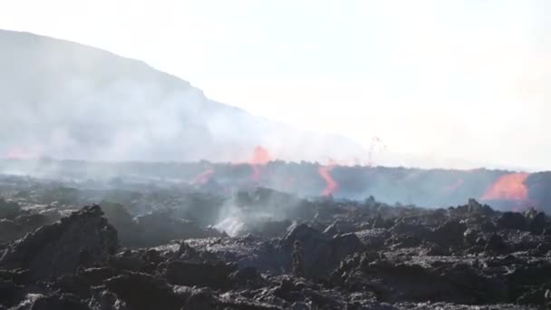 Tok Hořící Sopečné Lávy Během Erupce Sopky Fagradalsfjall Islandu Široký — Stock video