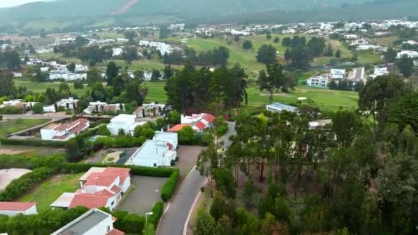 Vista Aérea Empuje Dolly Casas Lujo Campo Golf Residencial Privado — Vídeos de Stock