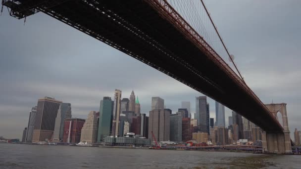 Πανοραμική Λήψη Γέφυρας Και Κτιρίων Στο Βάθος Του Μπρούκλιν — Αρχείο Βίντεο