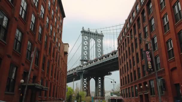 Slow Camera Pan Showing Brooklyn Bridge — Stock Video