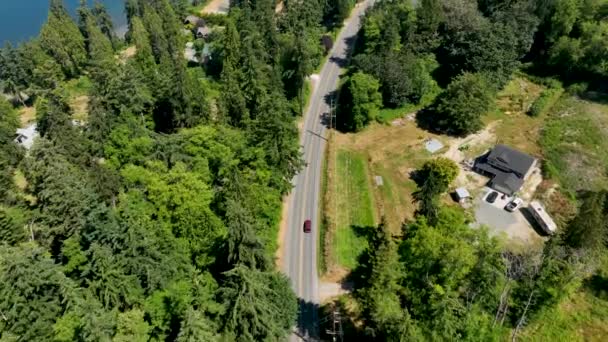 Overhead Drone View Van Een Rode Auto Die Vlakbij Oceaan — Stockvideo