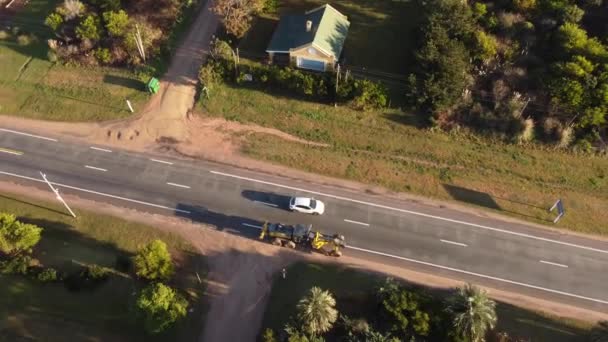 Vogelperspektive Auf Traktorkran Fahrzeug Fährt Auf Straße Punta Del Este — Stockvideo