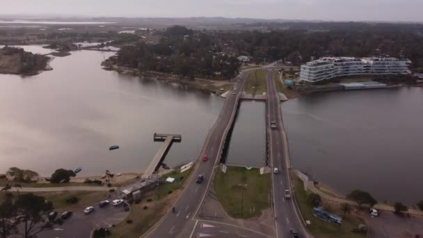 Légi Felvétel Közúti Forgalomról Leonel Viera Hídon Napsütés Idején Dél — Stock videók