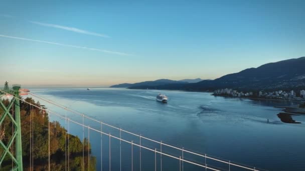 Drone Aerial Skott Ovanför Vancouver Lion Gate Bridge Rör Sig — Stockvideo