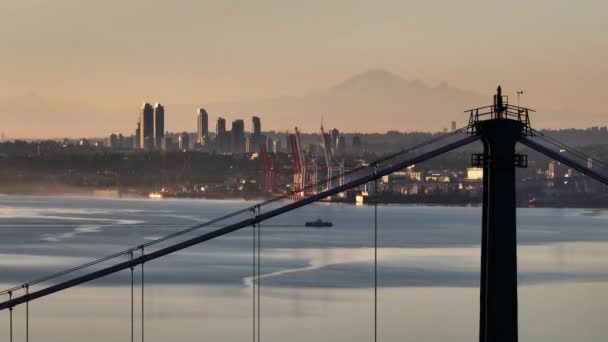 Gyönyörű Cinematic Telephoto Drone Shot Lions Gate Bridge Alatt Sunset — Stock videók