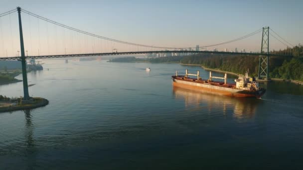 Frachtschiff Bei Sonnenuntergang Lion Gate Bridge Vancouver British Columbia Kanada — Stockvideo