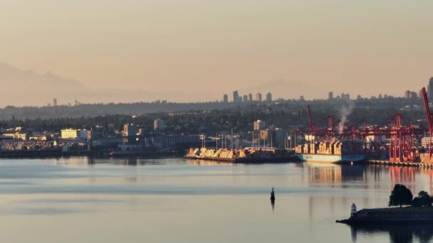 Drone Aerial Telephoto Panning Shot Del Impresionante Puerto Vancouver Durante — Vídeos de Stock