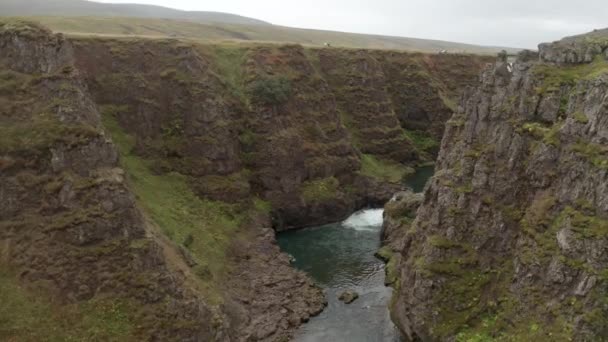 Floden Flyter Mellan Kolugljufur Canyon Och Waterfall Vididalstunga Island Antenn — Stockvideo