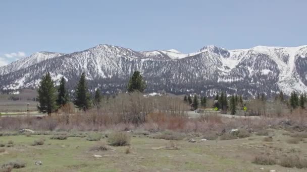 Drönarfilm Långsam Rotation Tidig Våräng Mammoth Lakes Med Mammoth Mountain — Stockvideo