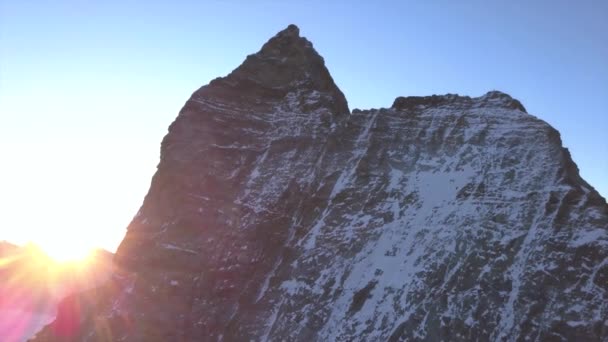 マッターホルン山頂のドローンからの空中ビューを上昇させます モンサーヴィンまたはモンテCervinoのハイキングライオンリッジアプローチ 遠くの山の尾根上の日の出のピーク — ストック動画