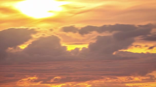 美しい夕日の空と賢明な雲の流出 時間の経過 — ストック動画