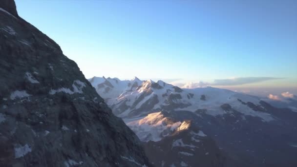 Face Abrupte Rocheuse Falaise Des Sommets Enneigés Recouverts Montagnes Dans — Video