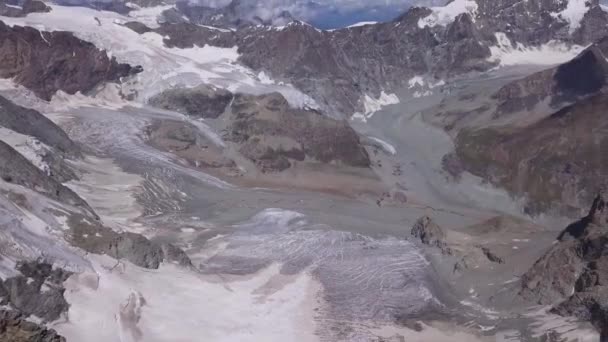 以塞维诺山 塞文山和马特宏峰为背景 俯瞰阿尔卑斯山的冰雪和冰川全景 从上升的无人机俯瞰空中 潘右脚 — 图库视频影像