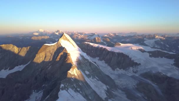 Weites Hoch Aufragendes Luftbild Des Matterhorns Bei Sonnenaufgang Mit Goldenem — Stockvideo