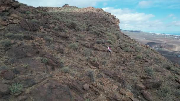 Jovem Hikier Escalada Terreno Irregular Roque Aguaryo — Vídeo de Stock