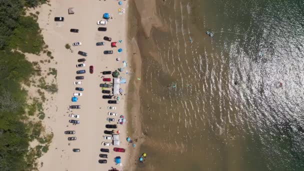 加拿大安大略省尼科尔海滩海滨停车场夏季海岸景观 沿沙洲海岸停泊的车辆 伊里湖海滨海滩和海滨露营帐篷 空中自上而下的景象 — 图库视频影像
