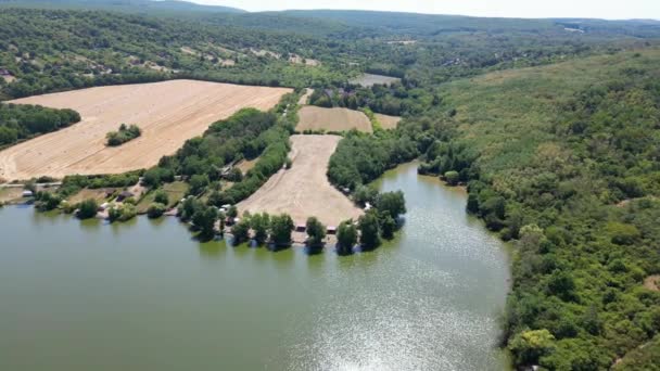 Eau Entourée Arbres Collines Slovaquie Avec Ferme Balles Foin Distance — Video