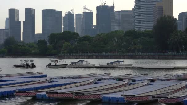 Dragon Barcos Lanchas Muelle Contra Horizonte Singapur — Vídeos de Stock