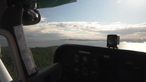 Aeronaves Sobrevoando Terra Florestal Paisagem Costeira Das Ilhas San Juan — Vídeo de Stock