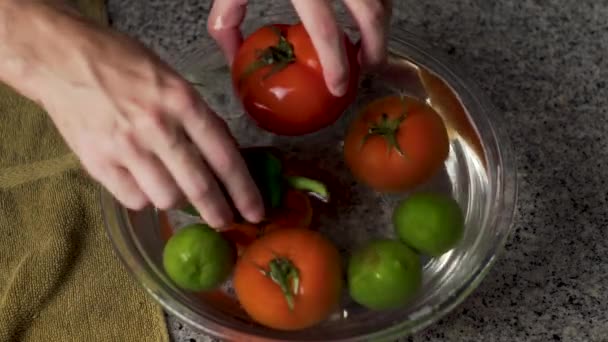 Bort Gröna Paprika Röda Tomater Och Grön Lime Från Glasskål — Stockvideo