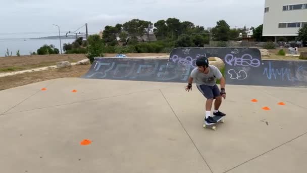 Manlig Skateboardåkare Utbildning Starka Knäppningar Frontside Slow Motion Man Förbereder — Stockvideo