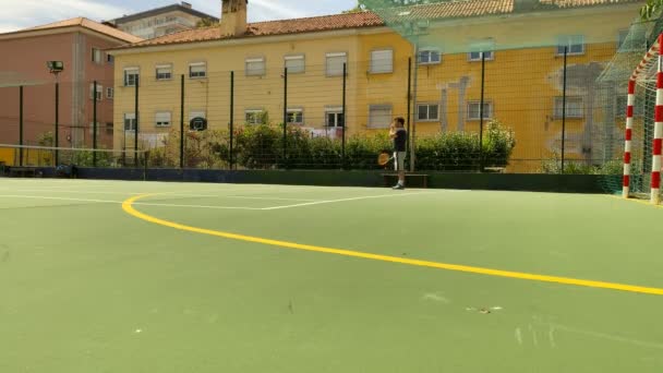테니스 선수가 코트에서 포핸드 스트로크를 칩니다 스포츠 점에서 테니스를 청년이 — 비디오
