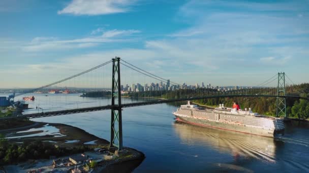 Lion Gate Köprüsü Vancouver Altında Seyir Gemisi Insansız Hava Aracı — Stok video