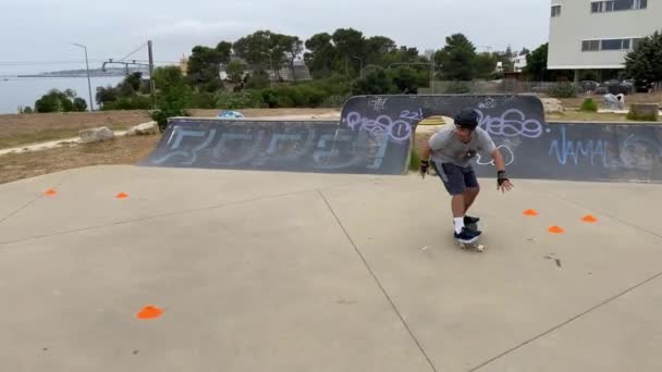 Muž Modrých Šortkách Cvičit Kruhové Obruby Patentky Zapnout Surfovat Skateboard — Stock video