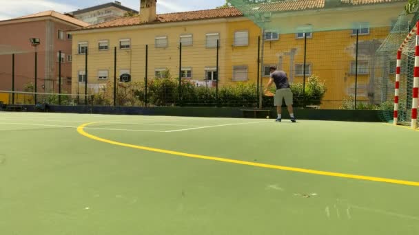 Professionele Tennisser Slaat Server Slow Motion Harde Baan Fit Jongeman — Stockvideo