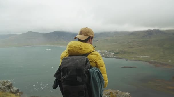 Hombre Solo Traveler Chaqueta Invierno Amarillo Pie Cima Montaña Mirando — Vídeo de stock