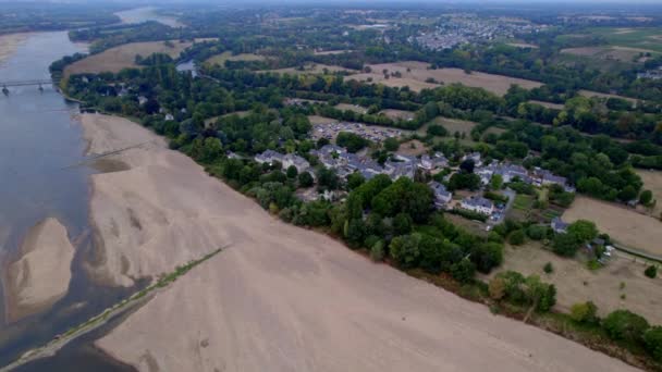 Μικρό Χωριό Της Γαλλίας Κατά Διάρκεια Της Καλοκαιρινής Ξηρασίας Ποτάμι — Αρχείο Βίντεο