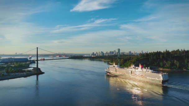 밴쿠버 항구로 진입하는 크루즈 여객선을 움직이는 아름다운 항공기의 놀라운 캐나다 — 비디오