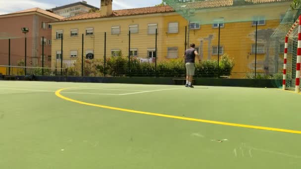 Junger Tennisspieler Der Auf Einem Überdachten Platz Trainiert Übt Aufschlag — Stockvideo